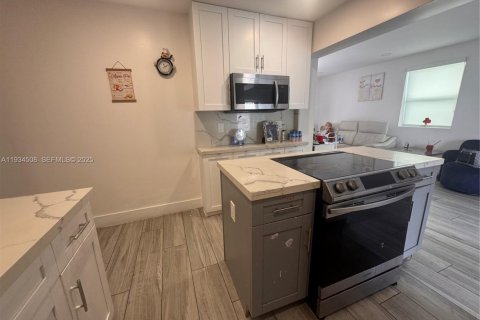 House in Miami, Florida 3 bedrooms, 111.11 sq.m. № 1992504 - photo 7