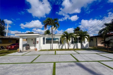 House in Miami, Florida 3 bedrooms, 111.11 sq.m. № 1992504 - photo 1