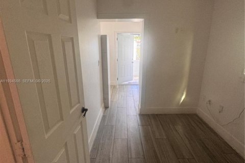 House in Miami, Florida 3 bedrooms, 111.11 sq.m. № 1992504 - photo 11