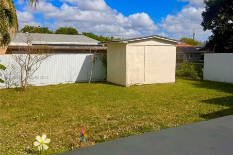 House in Miami, Florida 3 bedrooms, 111.11 sq.m. № 1992504 - photo 14