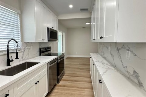 Купить виллу или дом в Майами, Флорида 3 спальни, 124.49м2, № 2067617 - фото 11