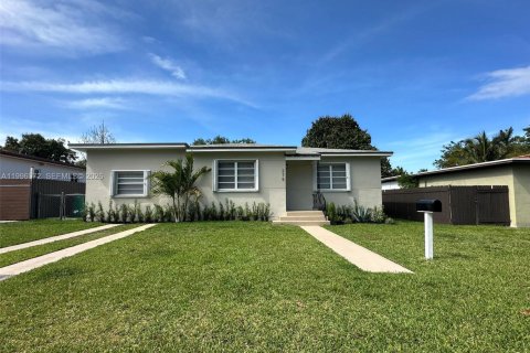 Дом в Майами, Флорида 3 спальни, 124.49м2 № 2067617