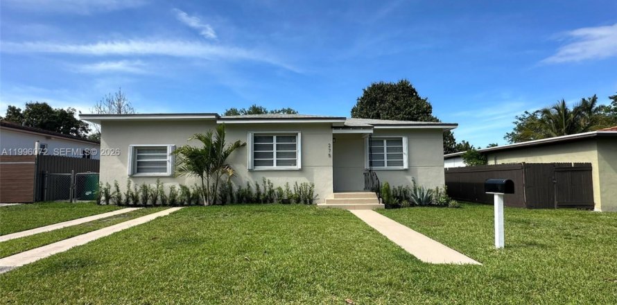 Дом в Майами, Флорида 3 спальни, 124.49м2 № 2067617