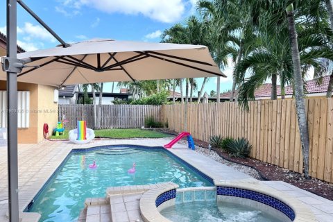 Villa ou maison à louer à Miami, Floride: 3 chambres, 219.99 m2 № 1953936 - photo 1