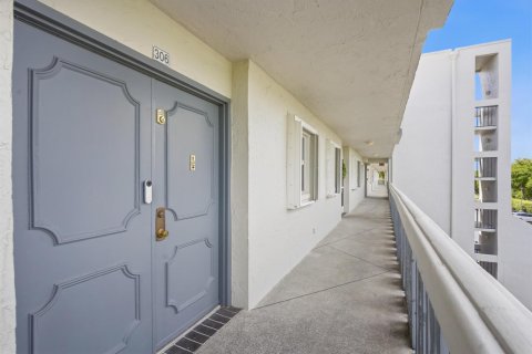 Купить кондоминиум в Лейк-Уорт, Флорида 6 комнат, 113.53м2, № 2261743 - фото 2