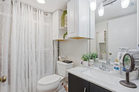 Купить кондоминиум в Лейк-Уорт, Флорида 6 комнат, 113.53м2, № 2261743 - фото 20