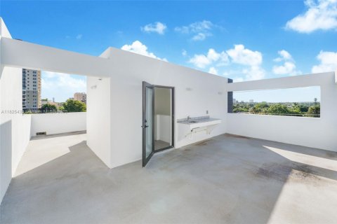 Propiedad comercial en venta en Miami, Florida, 662.58 m2 № 1809479 - foto 13