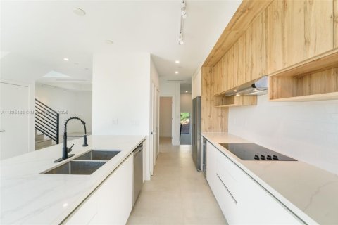 Propiedad comercial en venta en Miami, Florida, 662.58 m2 № 1809479 - foto 2
