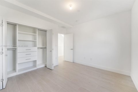 Propiedad comercial en venta en Miami, Florida, 662.58 m2 № 1809479 - foto 11