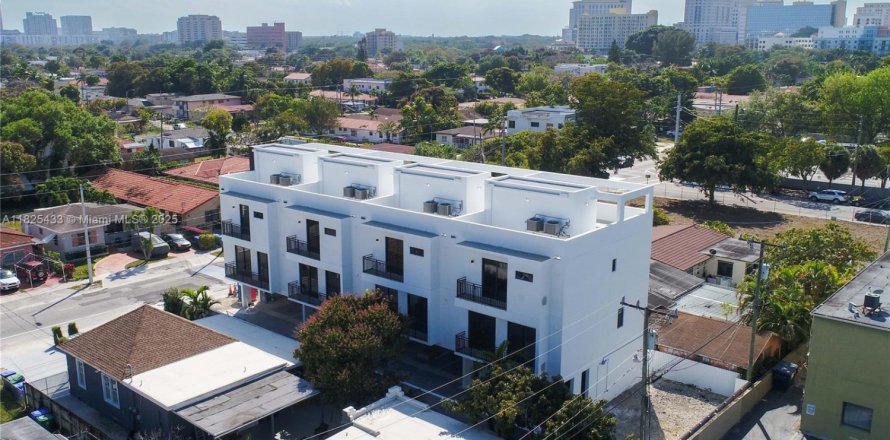 Propiedad comercial en Miami, Florida 662.58 m2 № 1809479