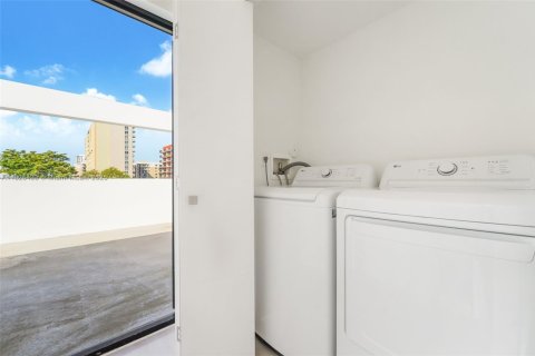 Propiedad comercial en venta en Miami, Florida, 662.58 m2 № 1809479 - foto 14