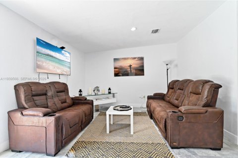 Villa ou maison à louer à South Miami, Floride: 4 chambres, 154.96 m2 № 1997588 - photo 13