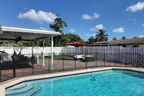 Villa ou maison à louer à Coconut Creek, Floride: 3 chambres, 153.2 m2 № 2248953 - photo 2