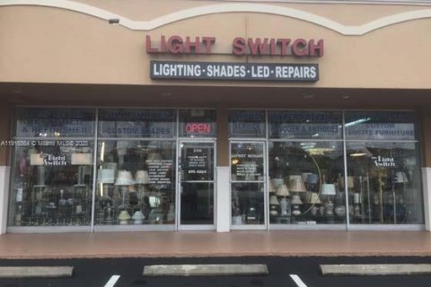 Immobilier commercial à North Miami, Floride № 2082520