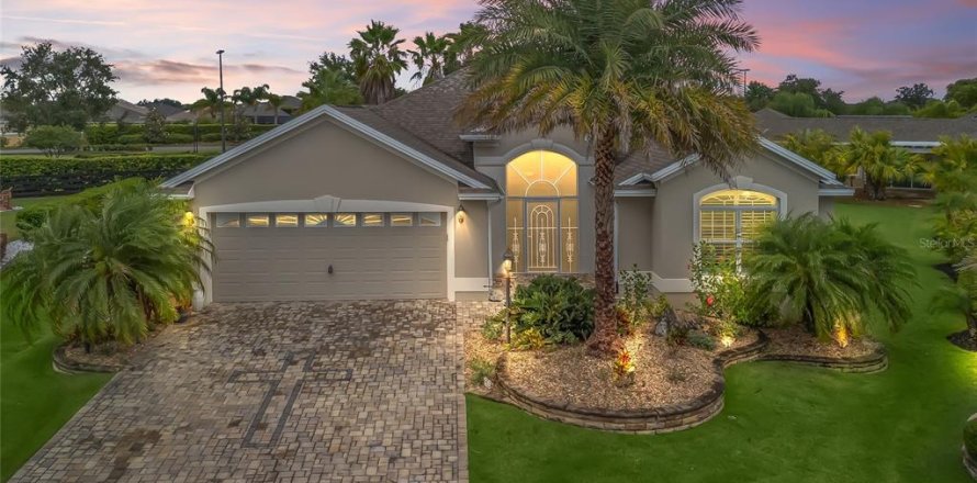 House in The Villages, Florida 4 bedrooms, 242.1 sq.m. № 1686601