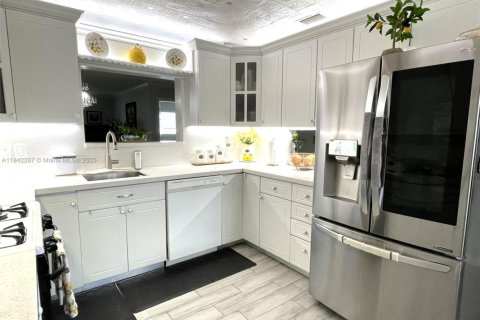 Condo in Sunrise, Florida, 2 bedrooms  № 1834566 - photo 1