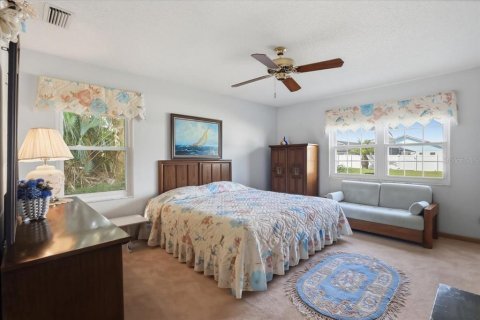 House in Palm Coast, Florida 3 bedrooms, 208.75 sq.m. № 2095145 - photo 15