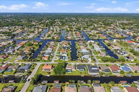 House in Palm Coast, Florida 3 bedrooms, 208.75 sq.m. № 2095145 - photo 7
