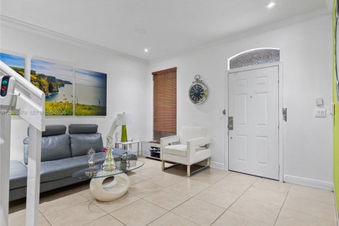 Adosado en venta en Miami, Florida, 3 dormitorios, 165.09 m2 № 2064747 - foto 3