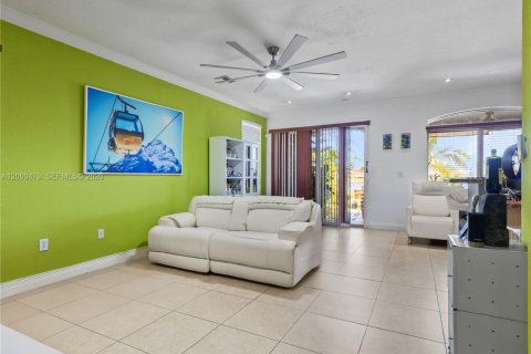 Adosado en venta en Miami, Florida, 3 dormitorios, 165.09 m2 № 2064747 - foto 4