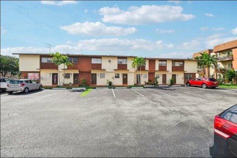 Townhouse in Sweetwater, Florida 4 bedrooms, 124.86 sq.m. № 1998504