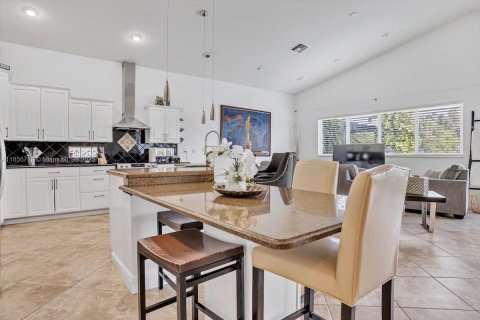 Снять в аренду виллу или дом в Холливуд, Флорида 5 спален, 205.13м2, № 2034714 - фото 9