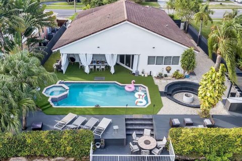 Снять в аренду виллу или дом в Холливуд, Флорида 5 спален, 205.13м2, № 2034714 - фото 25