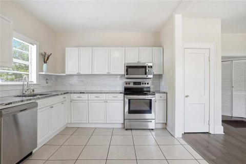 Casa en venta en Saint Petersburg, Florida, 4 dormitorios, 155.43 m2 № 2141957 - foto 3