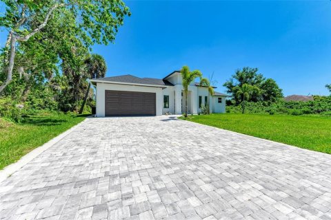 House in North Port, Florida 3 bedrooms, 208.57 sq.m. № 1771018 - photo 13