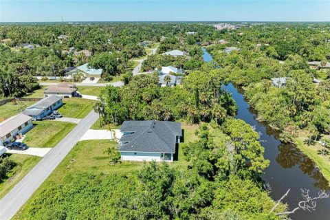 House in North Port, Florida 3 bedrooms, 208.57 sq.m. № 1771018 - photo 6