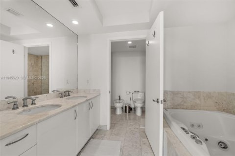 Condominio en venta en Miami, Florida, 1 dormitorio, 105.44 m2 № 2002123 - foto 15