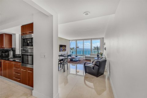 Condominio en venta en Miami, Florida, 1 dormitorio, 105.44 m2 № 2002123 - foto 2