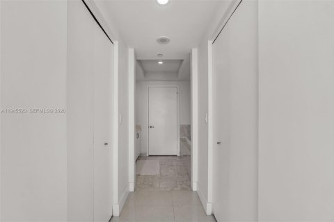 Condominio en venta en Miami, Florida, 1 dormitorio, 105.44 m2 № 2002123 - foto 14