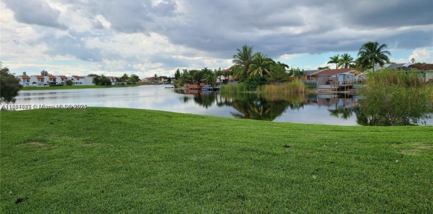 Condominio en Miami, Florida, 2 dormitorios № 1924892