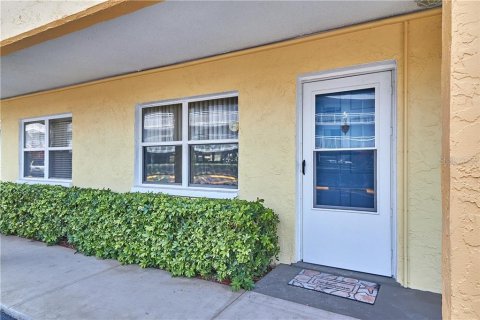 Condominio en alquiler en Treasure Island, Florida, 1 dormitorio, 53.88 m2 № 1782404 - foto 1