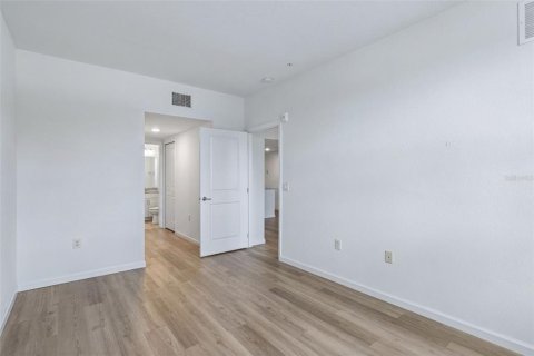 Condo in Orlando, Florida, 3 bedrooms  № 2386314 - photo 16