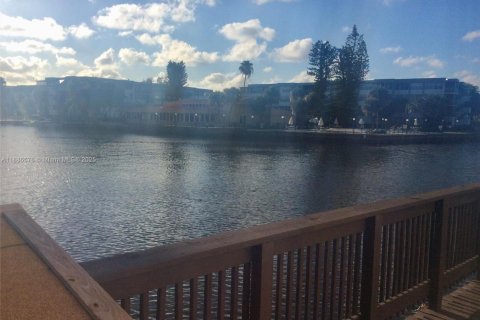 Condominio en alquiler en Hollywood, Florida, 2 dormitorios, 80.17 m2 № 1941989 - foto 3