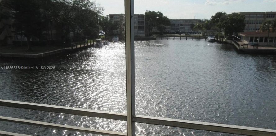 Condominio en Hollywood, Florida, 2 dormitorios  № 1941989