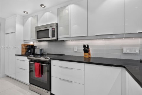 Condo in Pompano Beach, Florida, 3 bedrooms  № 2394962 - photo 4