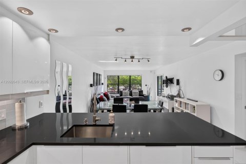 Condo in Pompano Beach, Florida, 3 bedrooms  № 2394962 - photo 9