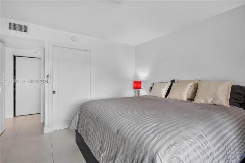 Condo in Pompano Beach, Florida, 3 bedrooms  № 2394962 - photo 22