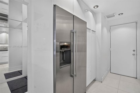 Condo in Pompano Beach, Florida, 3 bedrooms  № 2394962 - photo 8
