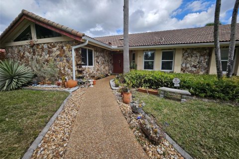 Villa ou maison à louer à Coral Springs, Floride: 4 chambres, 252.88 m2 № 2179659 - photo 6