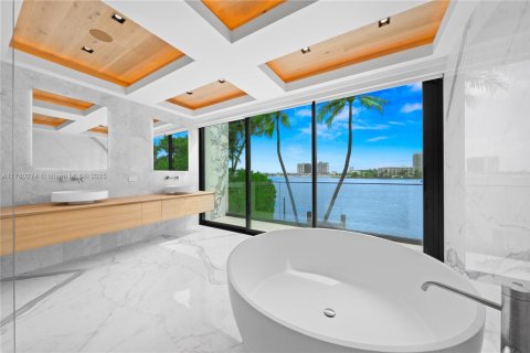 Casa en venta en Miami Beach, Florida, 6 dormitorios, 491.64 m2 № 2027750 - foto 12