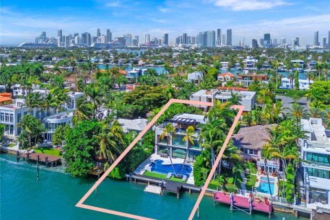 Casa en Miami Beach, Florida 6 dormitorios, 491.64 m2 № 2027750