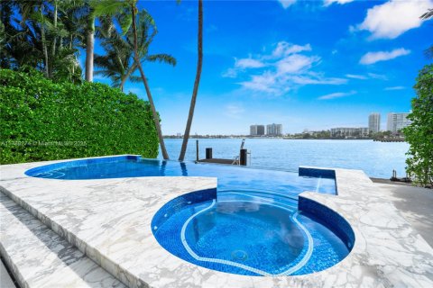Casa en venta en Miami Beach, Florida, 6 dormitorios, 491.64 m2 № 2027750 - foto 2