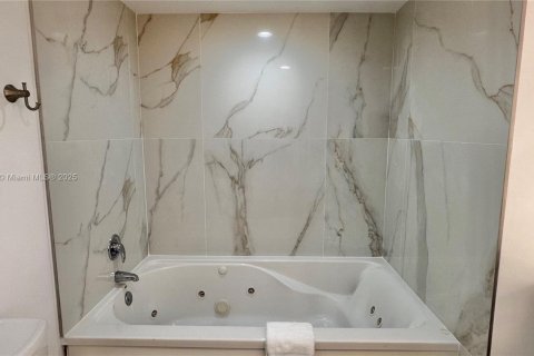 Condo in Sunny Isles Beach, Florida, 2 bedrooms  № 2022797 - photo 23