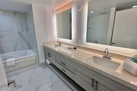 Condo in Sunny Isles Beach, Florida, 2 bedrooms  № 2022797 - photo 27