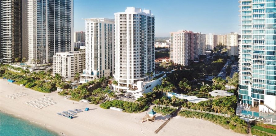 Condo in Sunny Isles Beach, Florida, 2 bedrooms  № 2022797