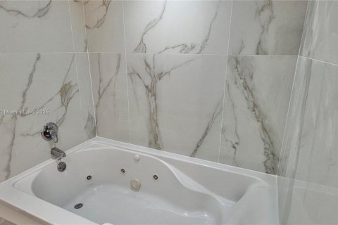 Condo in Sunny Isles Beach, Florida, 2 bedrooms  № 2022797 - photo 24